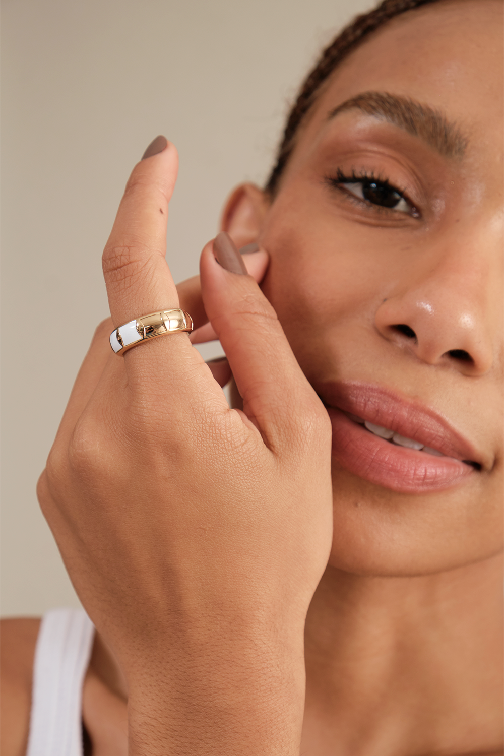 ANEL INTUIÇÃO BRANCO ESMALTADO DOURADO