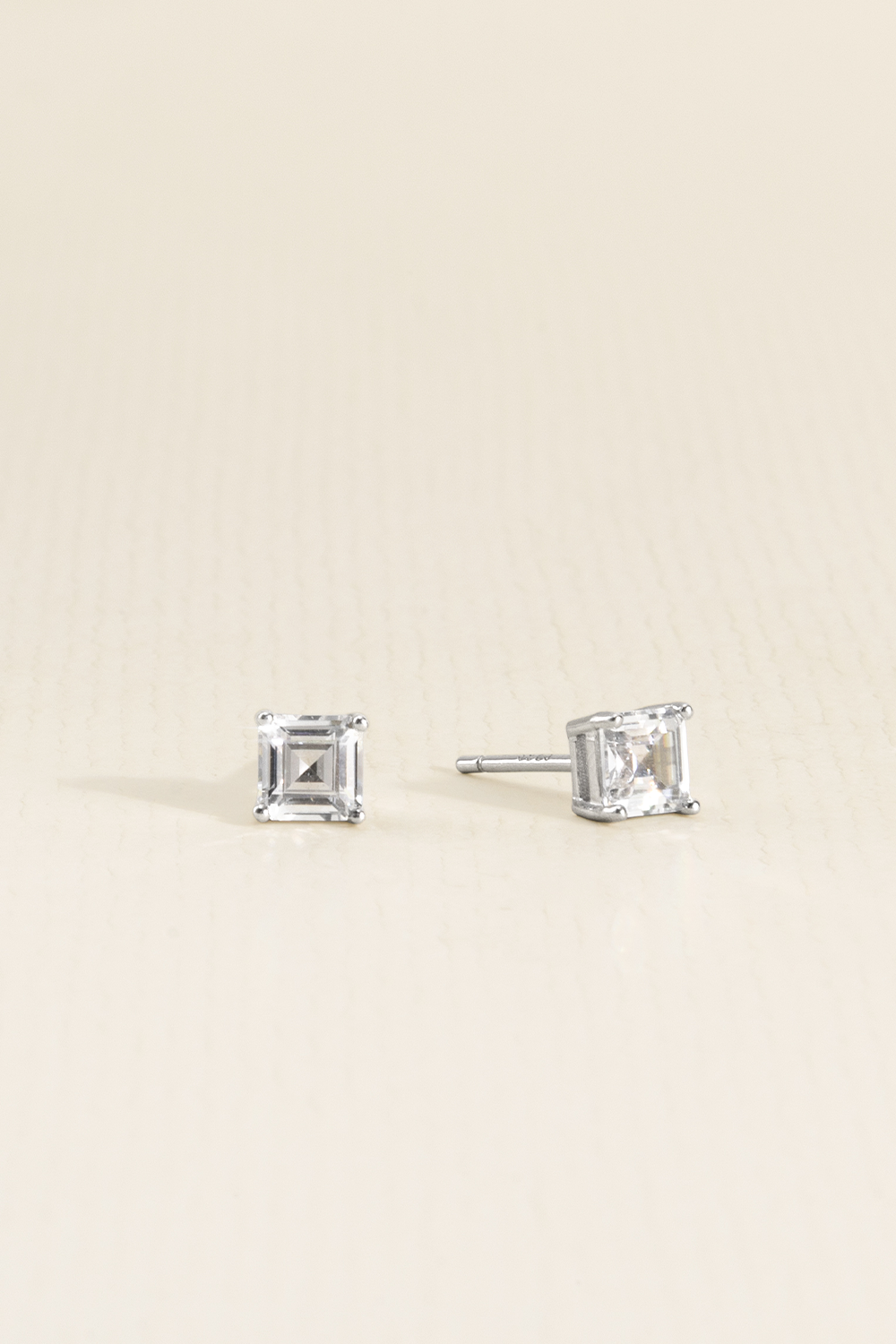 BRINCO ZIRCONIA RETANGULAR PRATA 925 PRATEADO