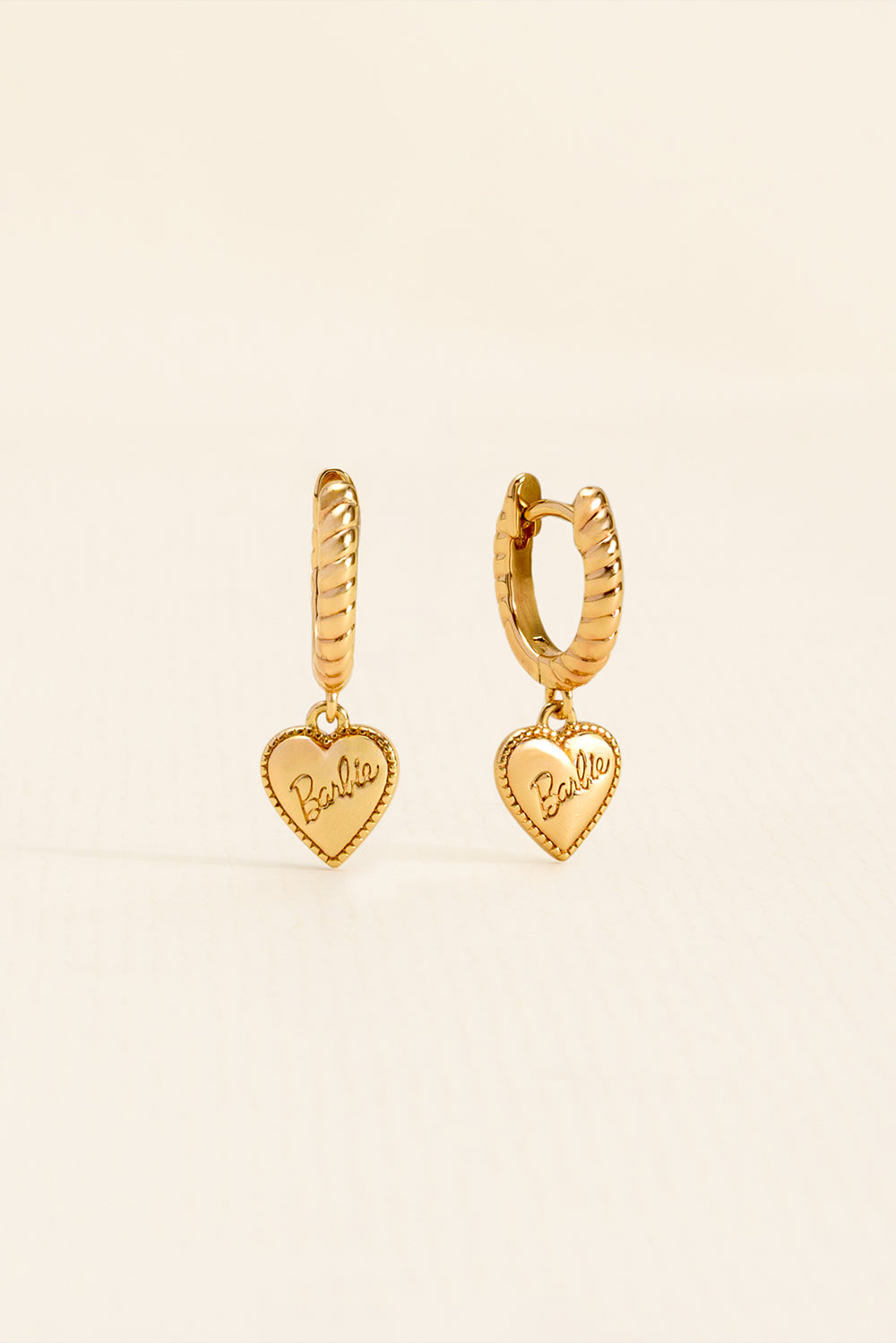 BRINCO MINI ARGOLA CORAÇÃO BARBIE DOURADO