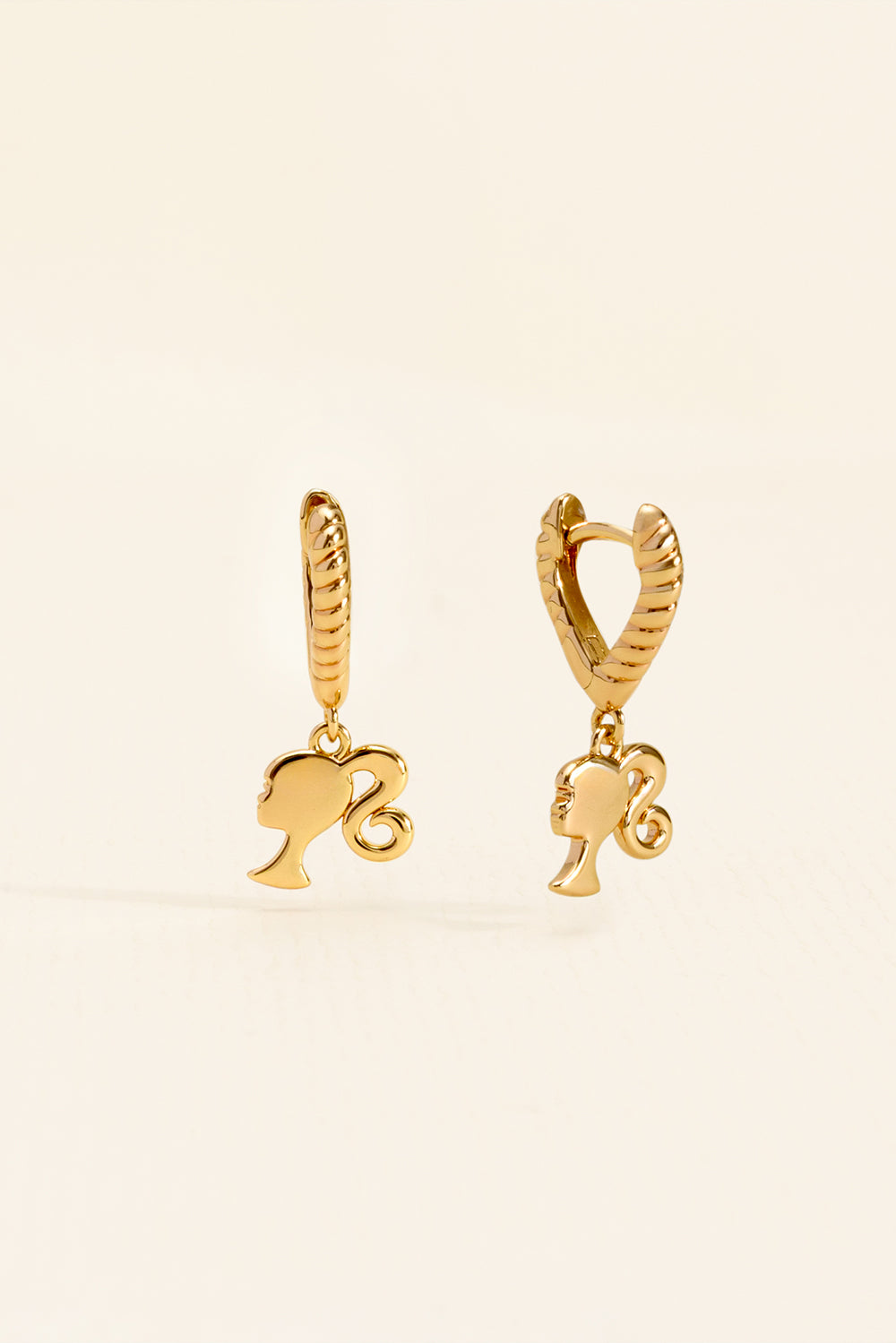 BRINCO MINI ARGOLA BARBIE DOURADO