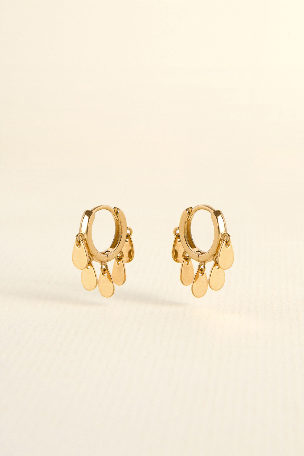 BRINCO MINI ARGOLA TACHINHAS GOTAS DOURADO