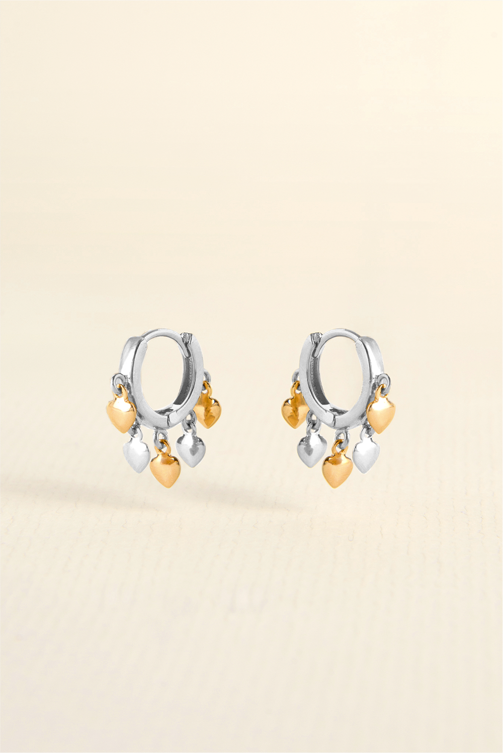 BRINCO MINI ARGOLA TACHINHAS CORAÇÕES MIX DE BANHOS