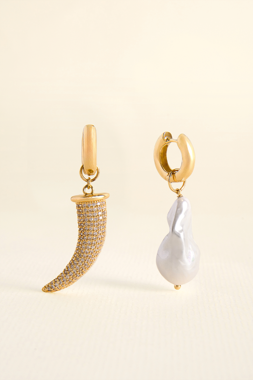 BRINCO ARGOLA ENCANTOS DENTE DE SABRE E PÉROLA BARROCA DOURADO DOURADO