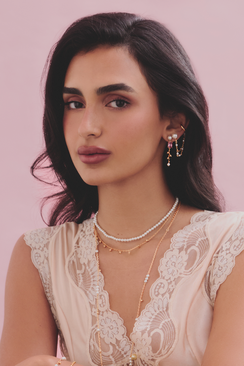 BRINCO LONGO BLUSH PÉROLAS DOURADO