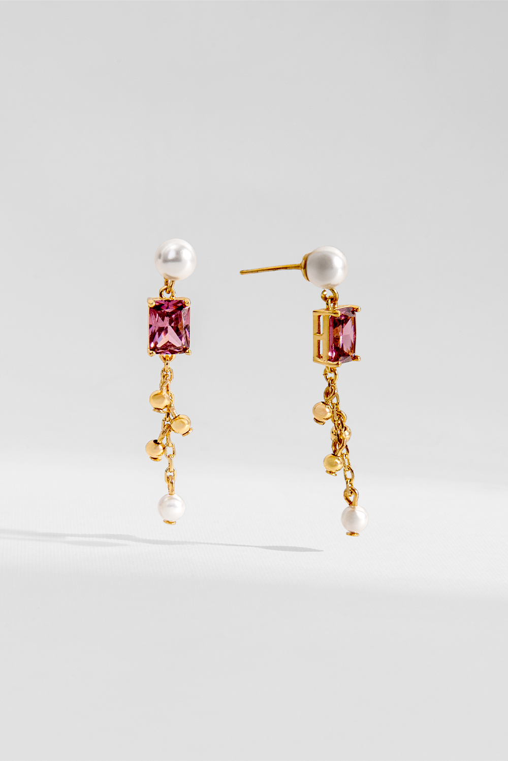 BRINCO LONGO BLUSH PÉROLAS DOURADO