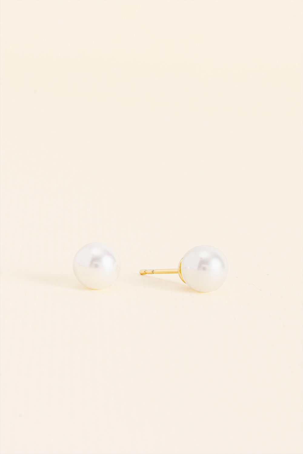 BRINCO SOLITÁRIO GLOW PÉROLA 8MM DOURADO DOURADO