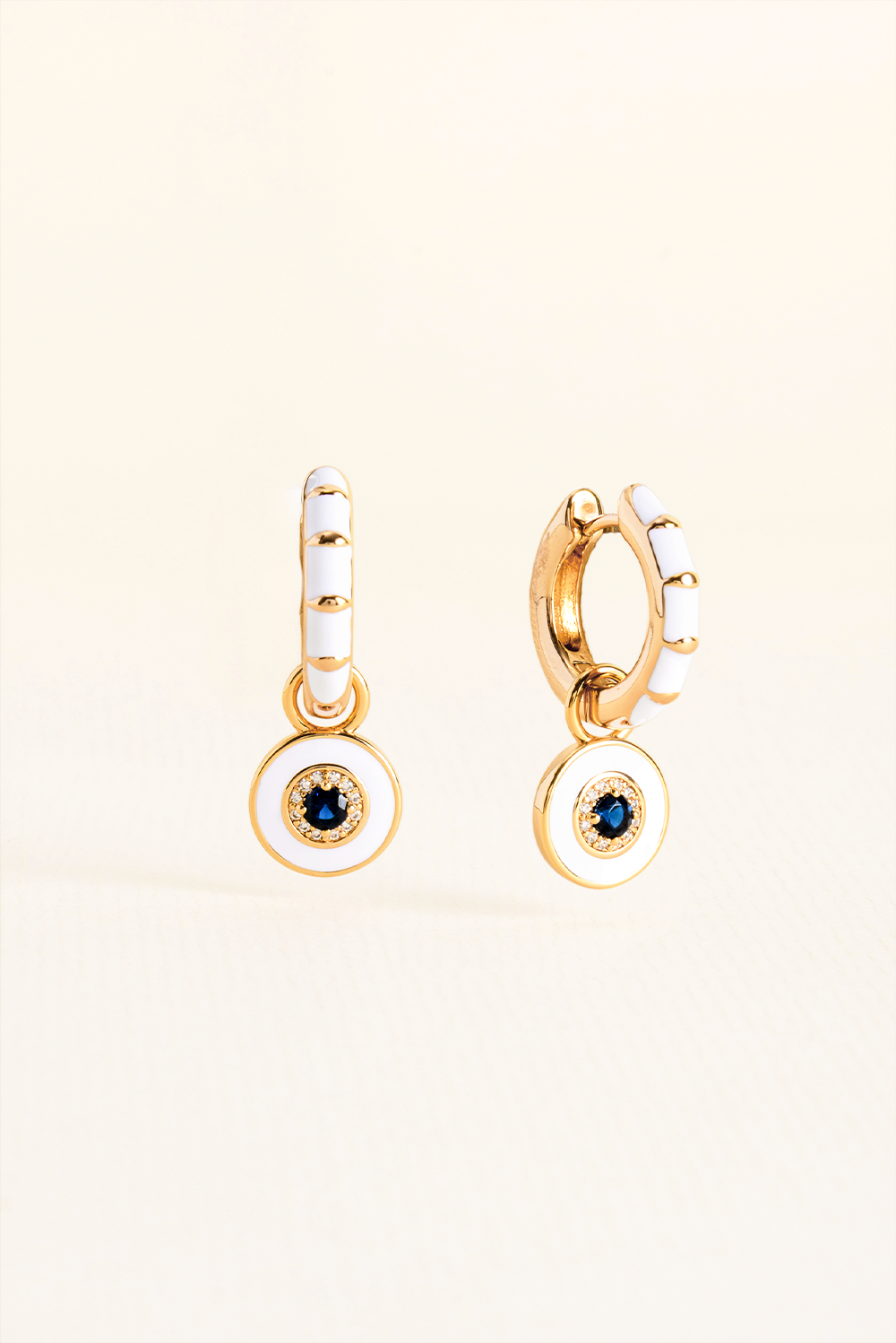 BRINCO ARGOLA INTUIÇÃO BRANCO ESMALTADO DOURADO
