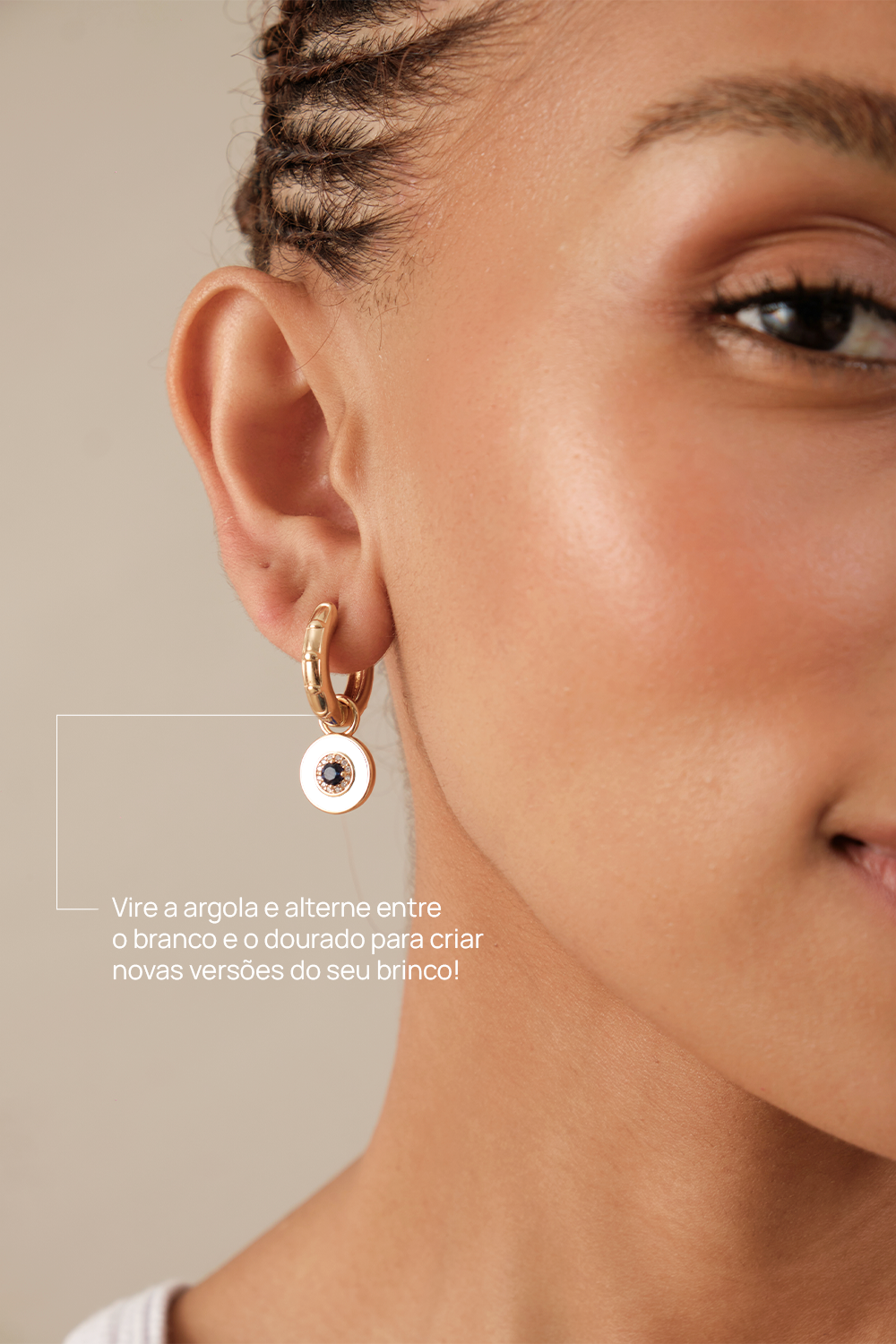BRINCO ARGOLA INTUIÇÃO BRANCO ESMALTADO DOURADO