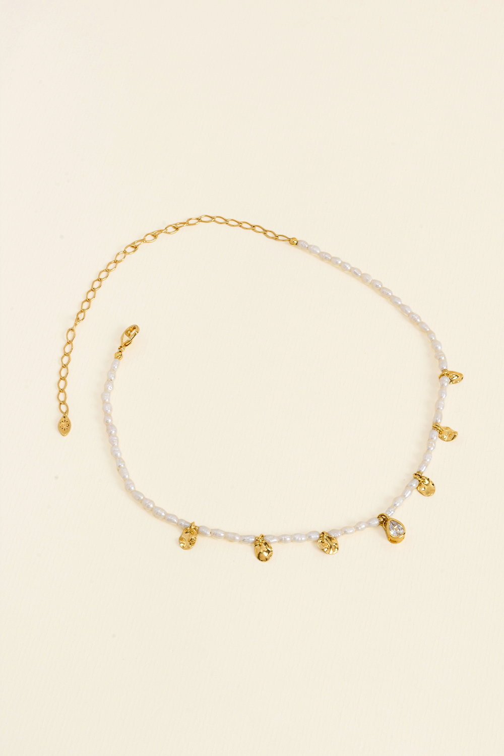 COLAR ENCANTOS DE PÉROLAS NATURAIS COM ZIRCÔNIA E TACHINHAS DOURADO