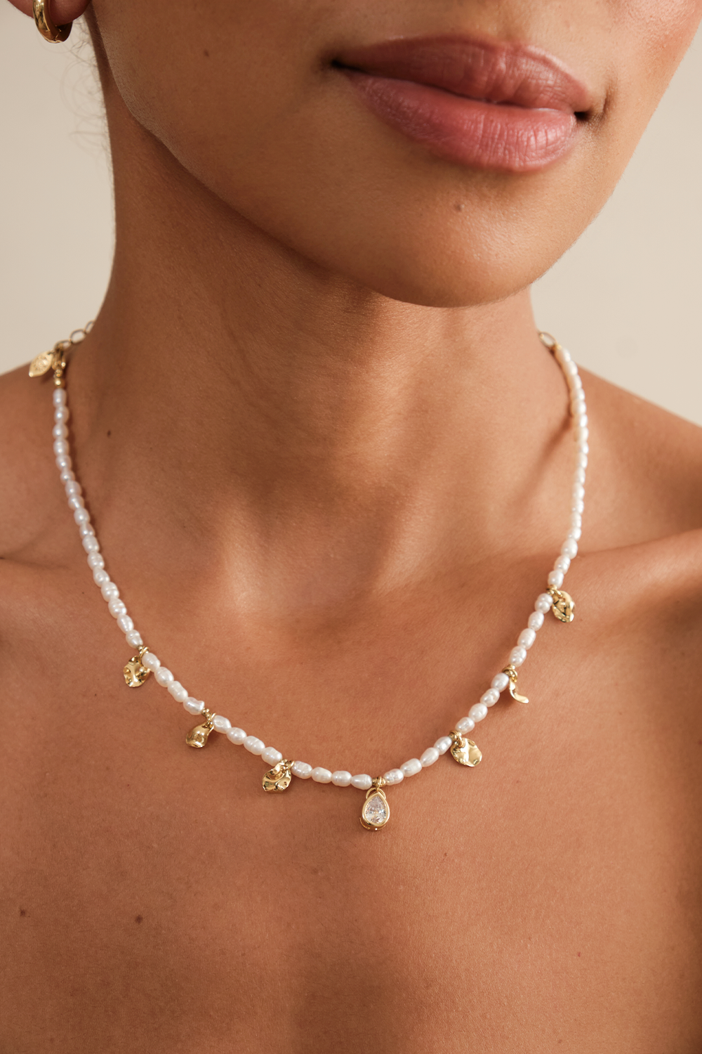 COLAR ENCANTOS DE PÉROLAS NATURAIS COM ZIRCÔNIA E TACHINHAS DOURADO