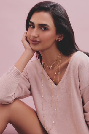 COLAR LONGO BLUSH PÉROLAS DOURADO