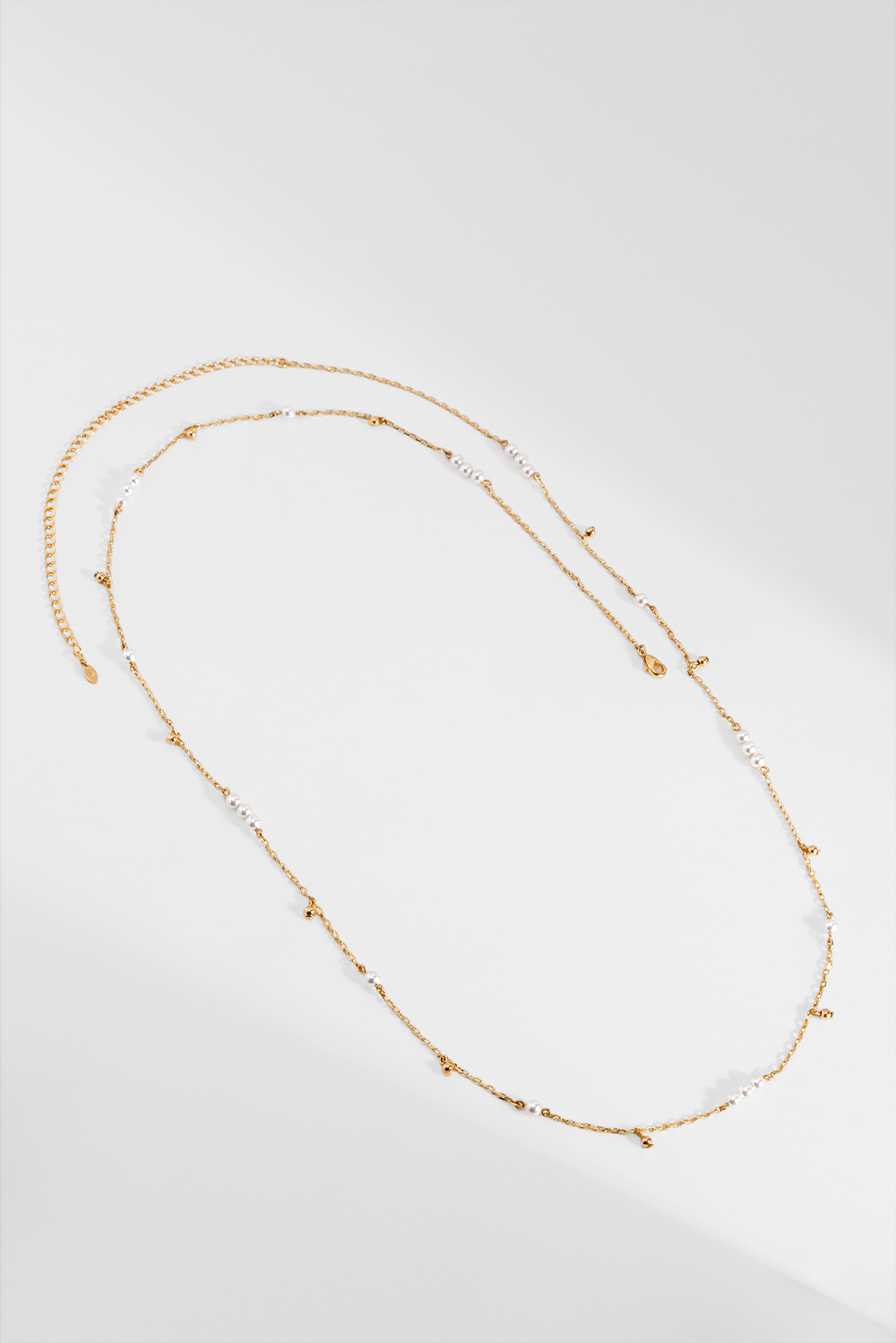 COLAR LONGO BLUSH PÉROLAS DOURADO