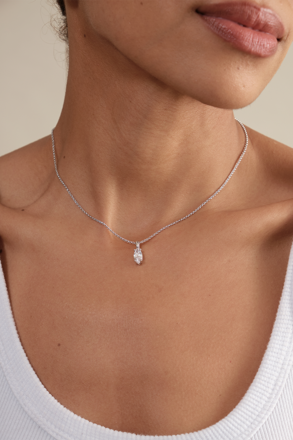 COLAR SOLITÁRIO GLOW MARQUISE PRATEADO