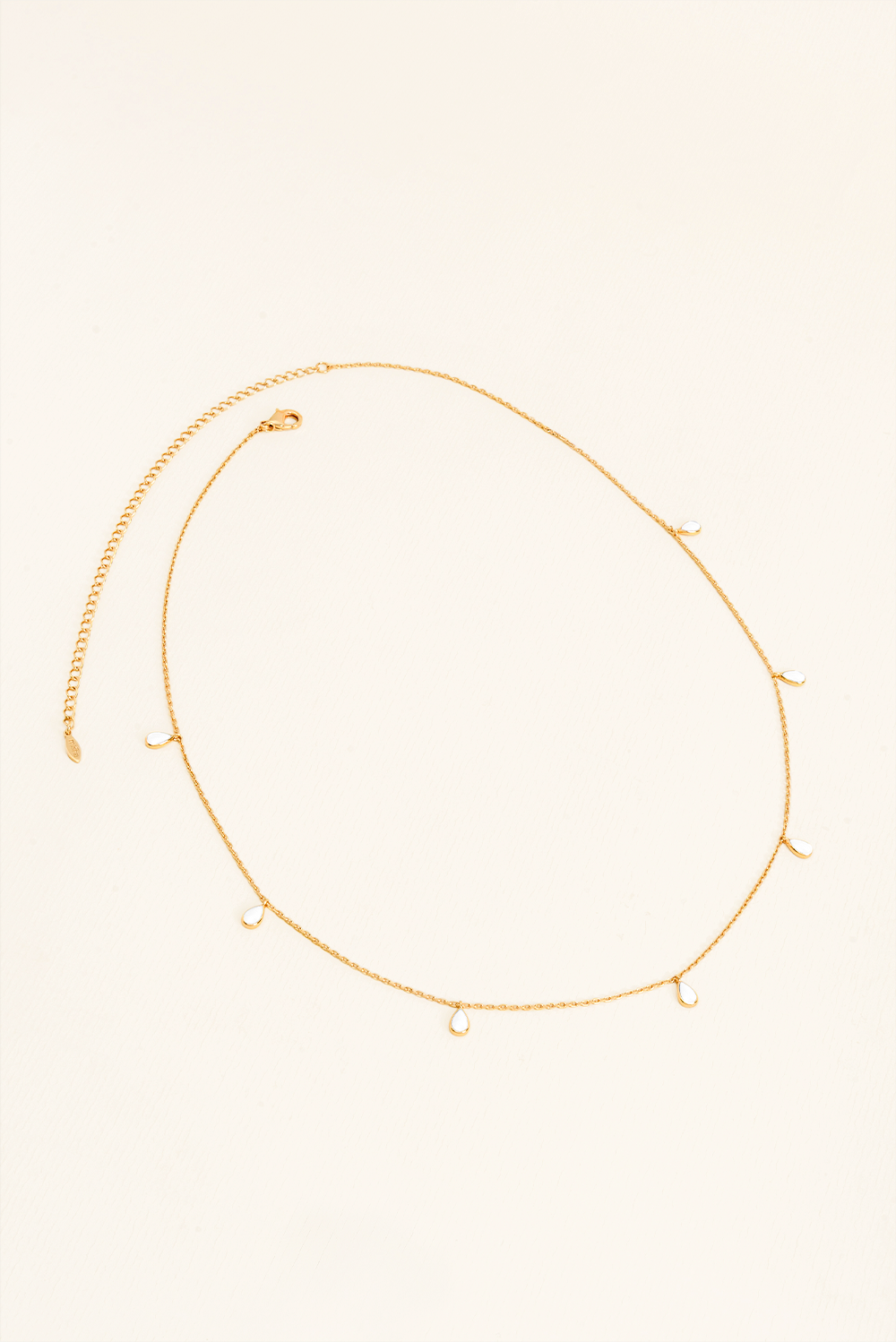COLAR TACHINHAS LONGO INTUIÇÃO BRANCO ESMALTADO DOURADO