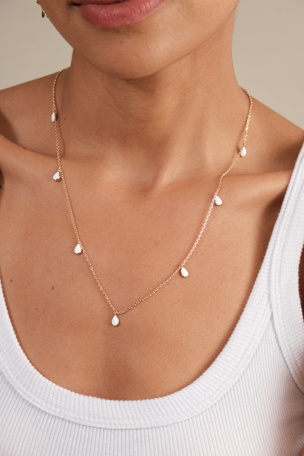 COLAR TACHINHAS LONGO INTUIÇÃO BRANCO ESMALTADO DOURADO