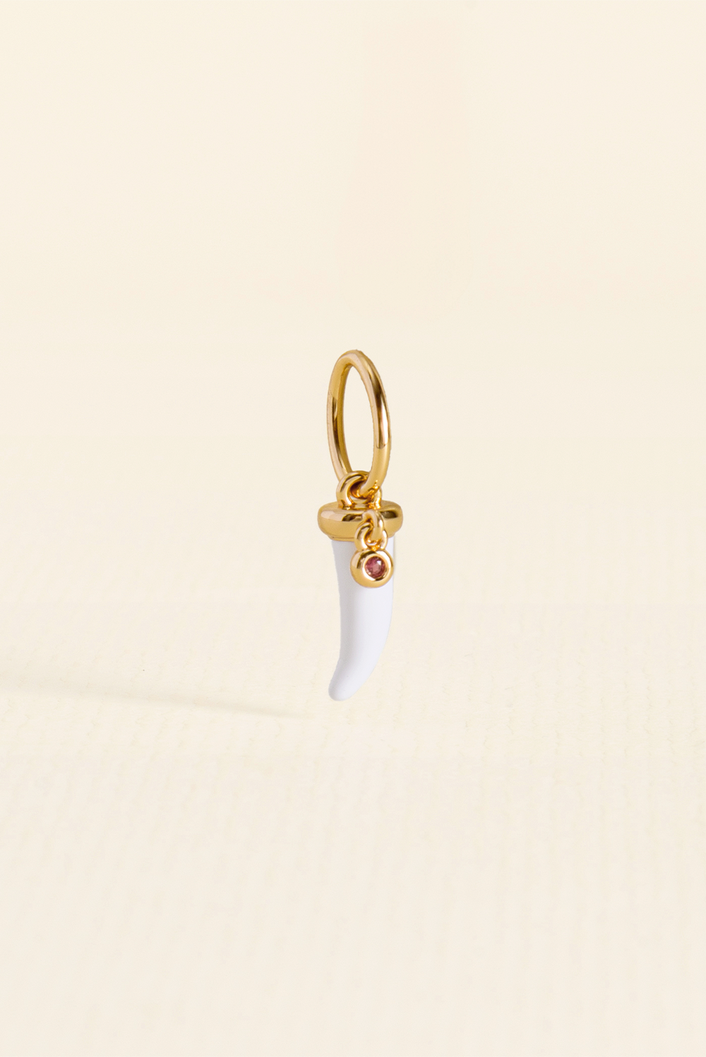 PINGENTE CHARM BAR DENTE DE SABRE DOURADO