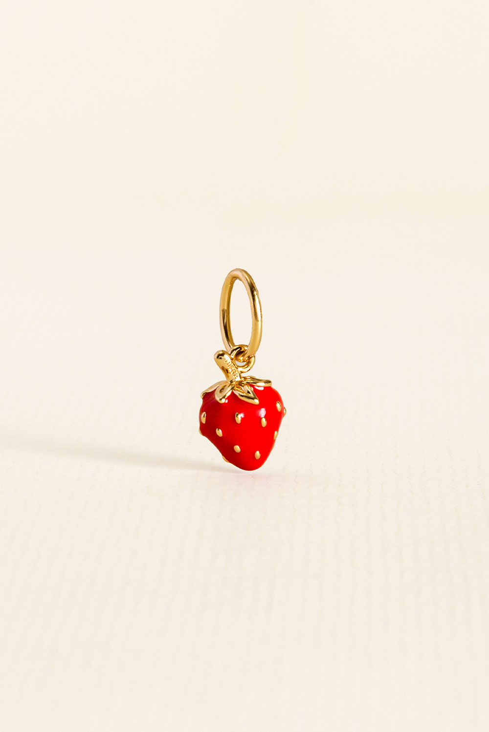 PINGENTE CHARM BAR MORANGO DOURADO