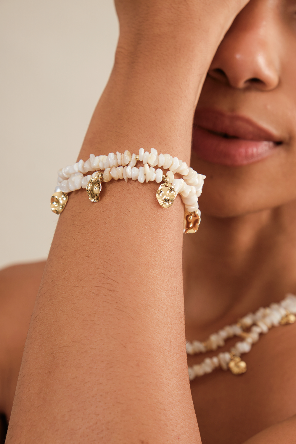 PULSEIRA ENCANTOS DUPLA DE MADREPÉROLA COM TACHINHAS DOURADO DOURADO