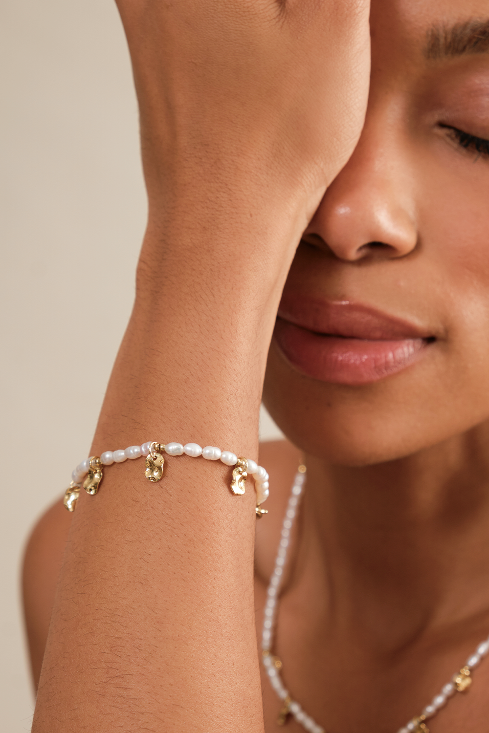 PULSEIRA ENCANTOS DE PÉROLAS NATURAIS COM TACHINHAS DOURADO DOURADO