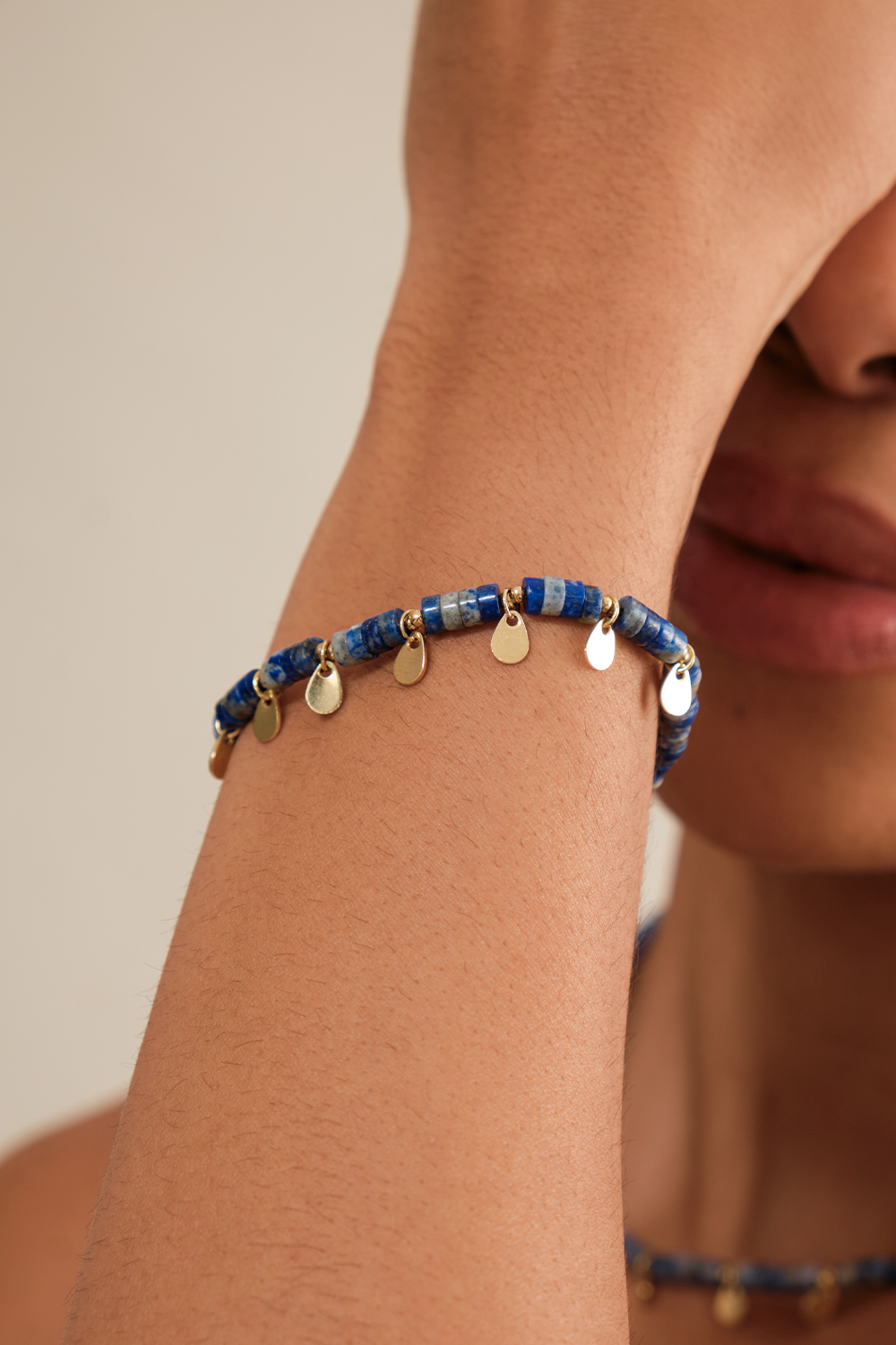 PULSEIRA ENCANTOS DE LÁPIS LAZULI COM TACHINHAS DOURADO DOURADO