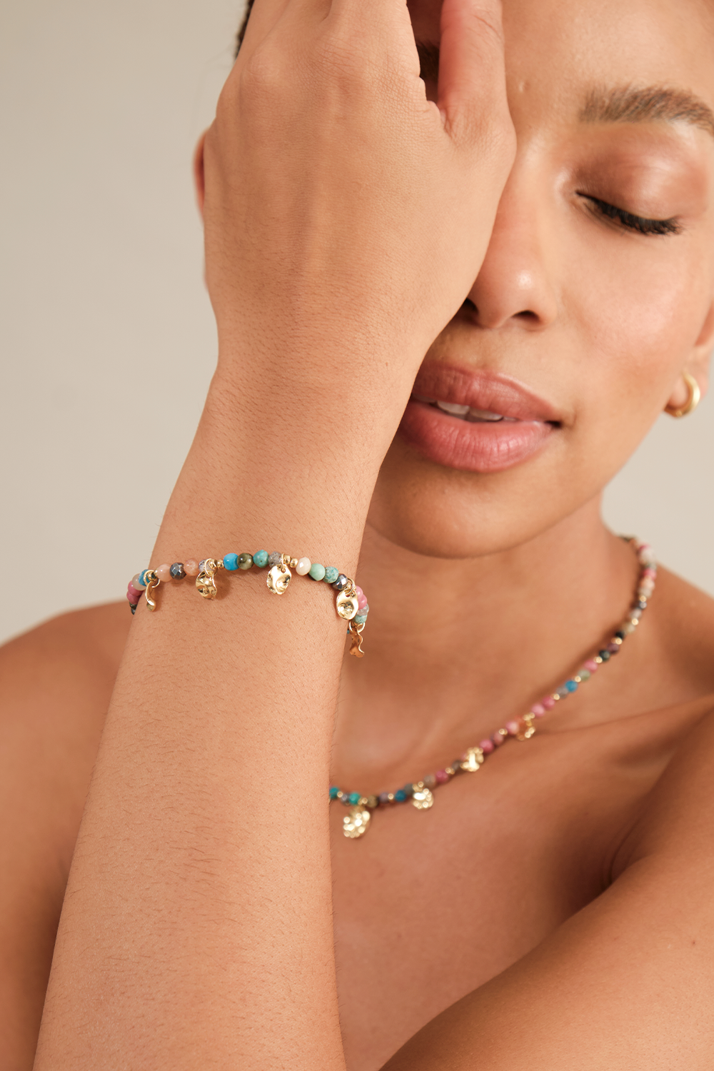 PULSEIRA ENCANTOS DE MIX DE PEDRAS NATURAIS COM TACHINHAS DOURADO DOURADO