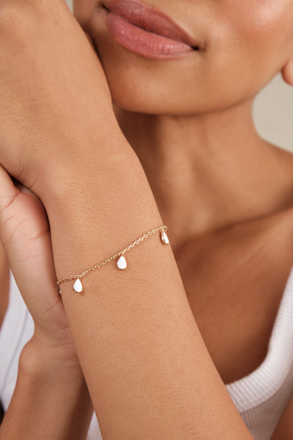PULSEIRA TACHINHAS INTUIÇÃO BRANCA ESMALTADA DOURADO