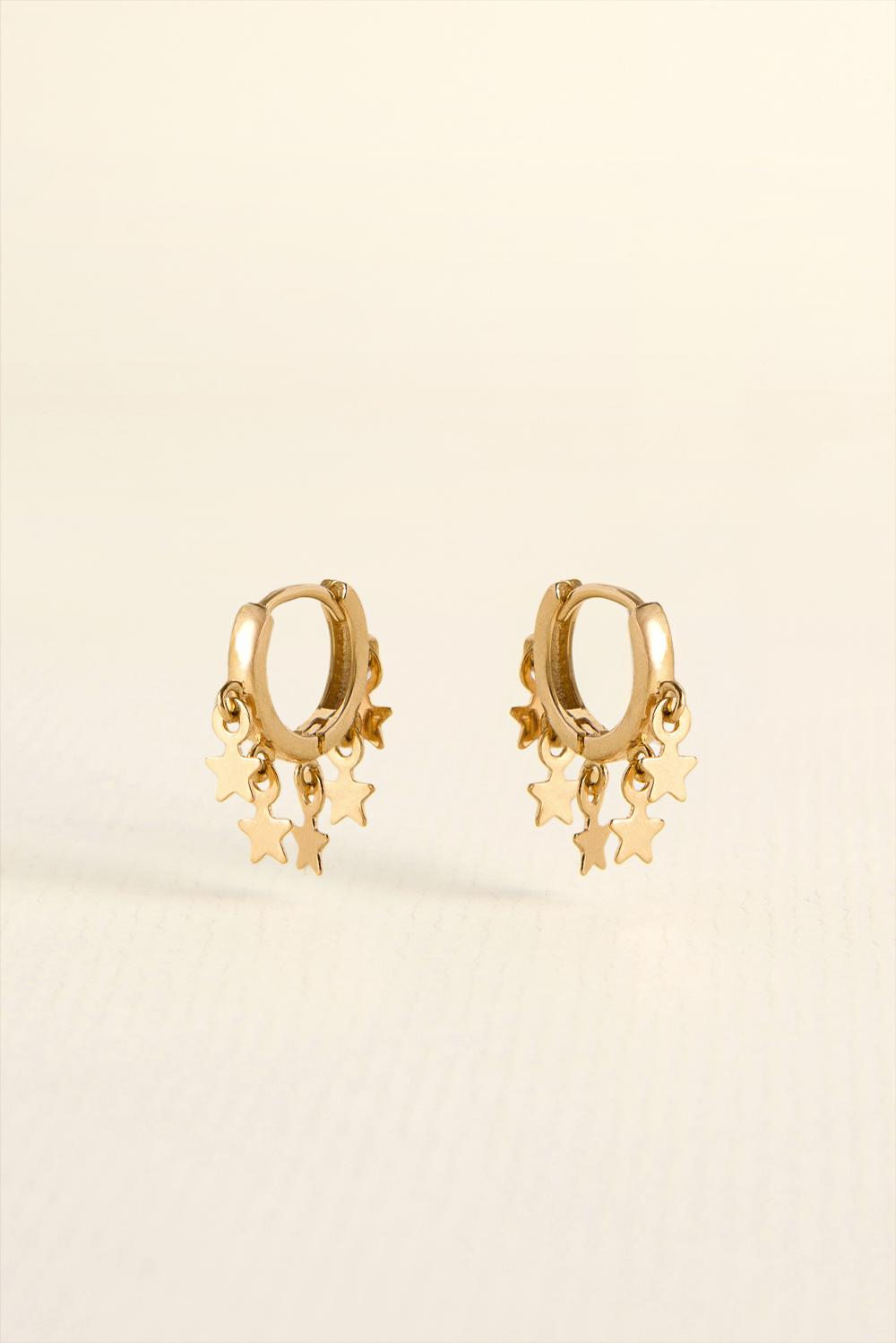 BRINCO MINI ARGOLA TACHINHAS ESTRELAS DOURADO